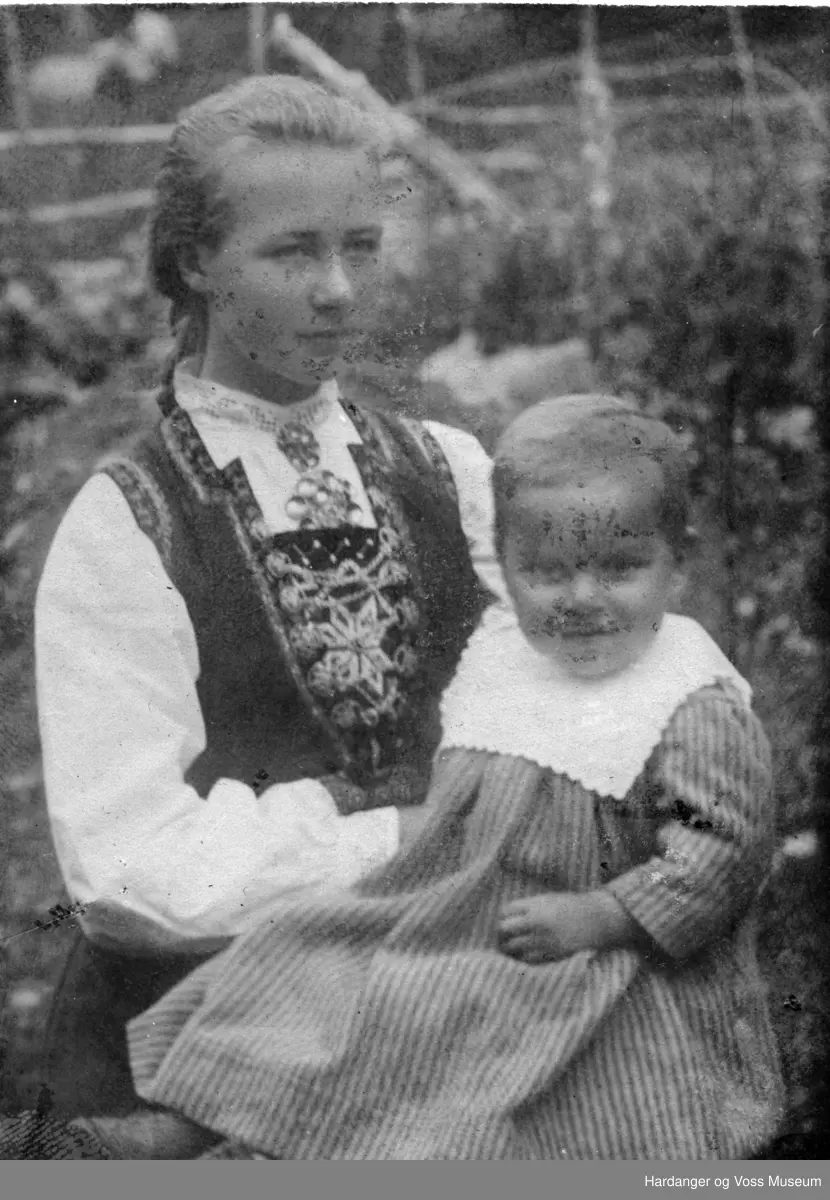 Portrett, kvinne med barn