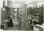 Västerås, Stora gatan 42.
Arbetarinstitutets bibliotek (senare Stadsbiblioteket) i Brogården. 1954.