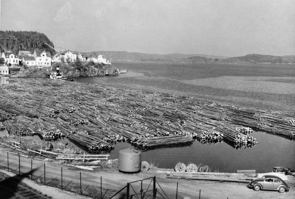 Isbryteren "Bjønn" har tauet tømmer inn til Kirkebukta, Kragerø.
Stilnestangen i bakgrunn og Ytre Strandvei i forgrunn.