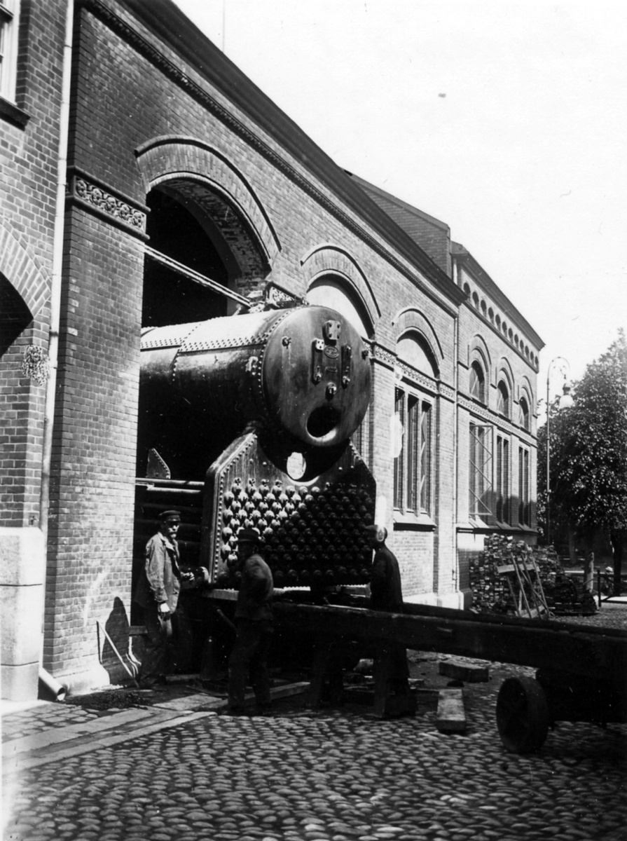 Halmstad, kv. Bastionen, Hamngatan 37. 
Energiverket i hörnet Bastiongatan - Hamngatan.
Kopior av glasplåtar tillhörande Energiverket, utförda december 1983 av Bo Johansson, Halmstad. 
Identifieringar: f. maskinmästare Torsten Olson.

Bild 1: Ångpanna1 (1923)
Bild 2: Bastiongatan (1922).