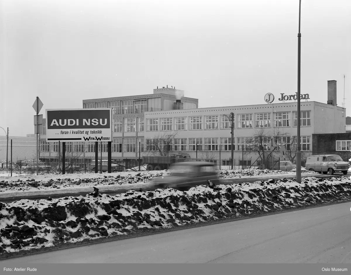 skilt for With & Wessel, bilforhandler, Audi-NSU, vei, febrikkbygning, Jordans børstefabrikk, vei