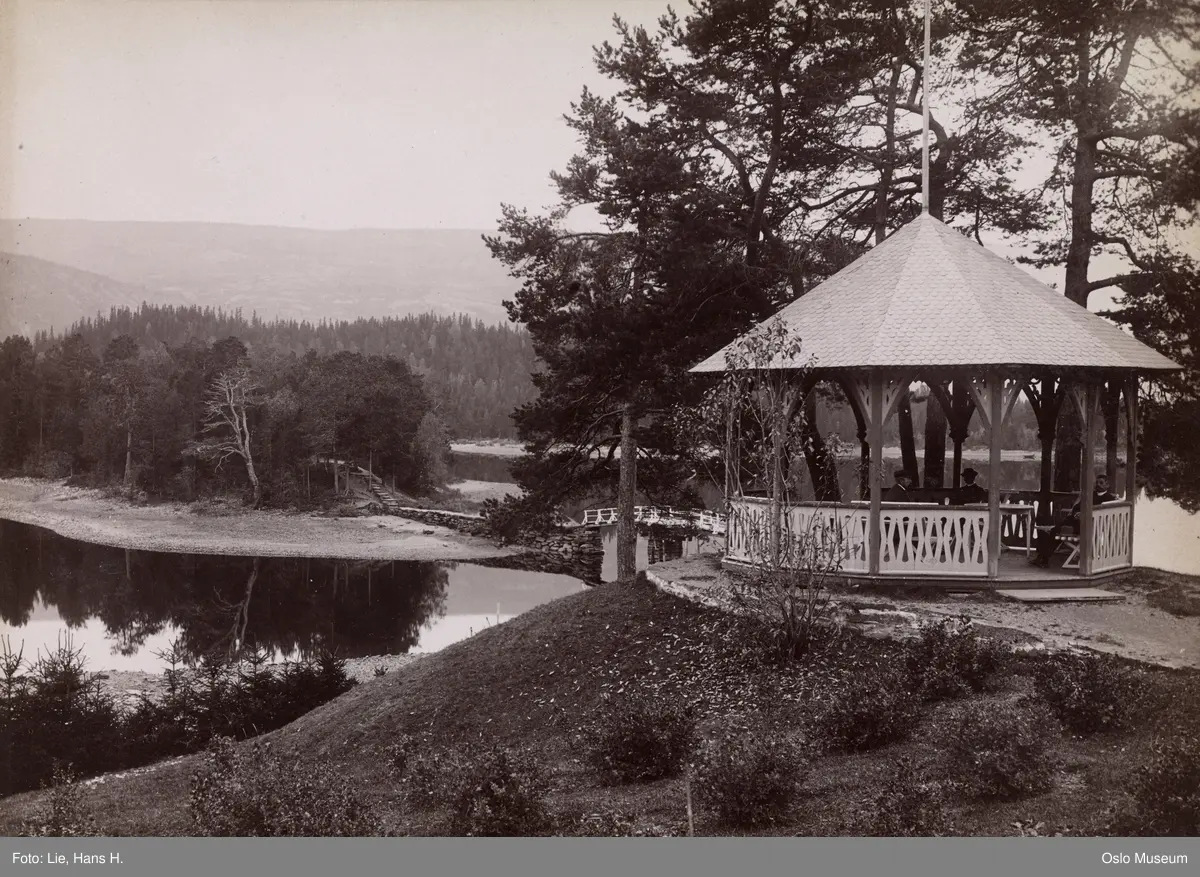 Fageres Hotel, hage, paviljong, menn, gangvei, bro, vann, skog