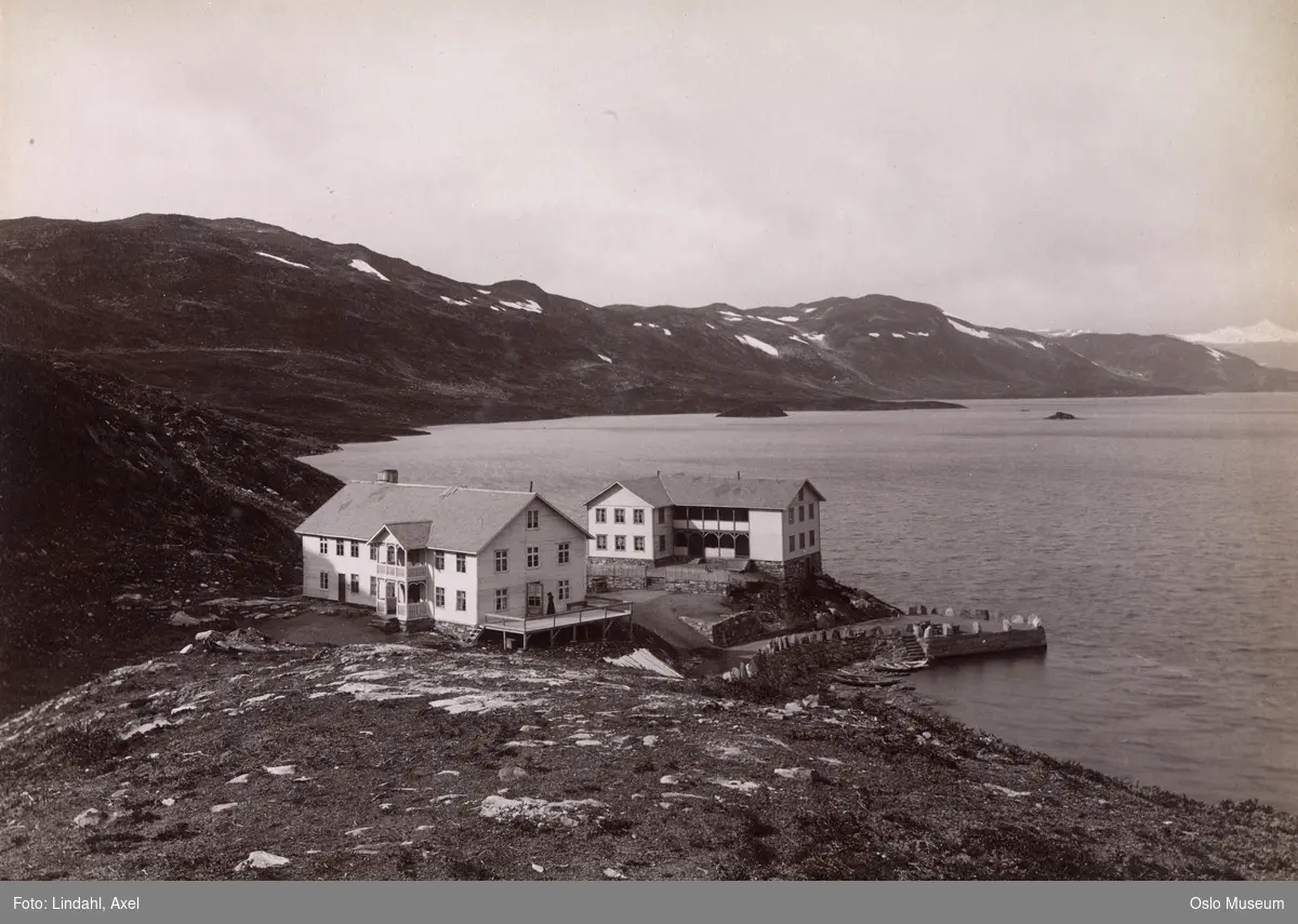 Tyin Hotel, brygge, vann, fjellandskap