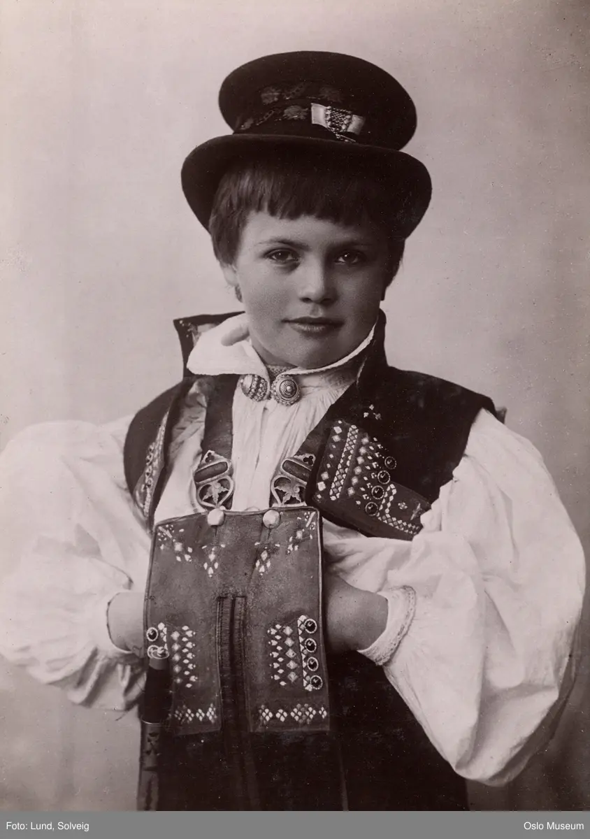 portrett, gutt, halvfigur, setesdalsbunad