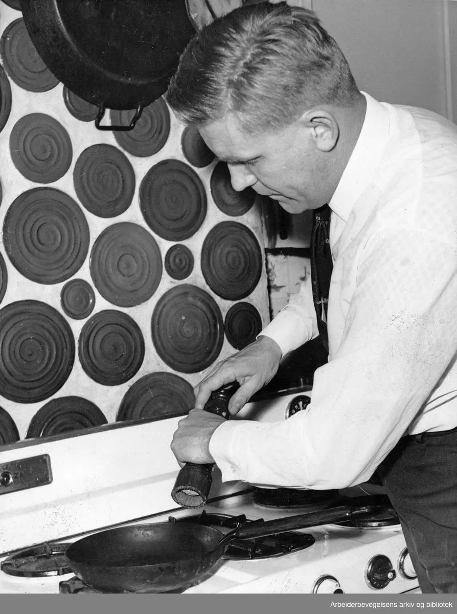Hroar Dege (1930 - 2003). Forfatter og kokk. Mai 1966. Arbeidermagasinet/Magasinet for Alle