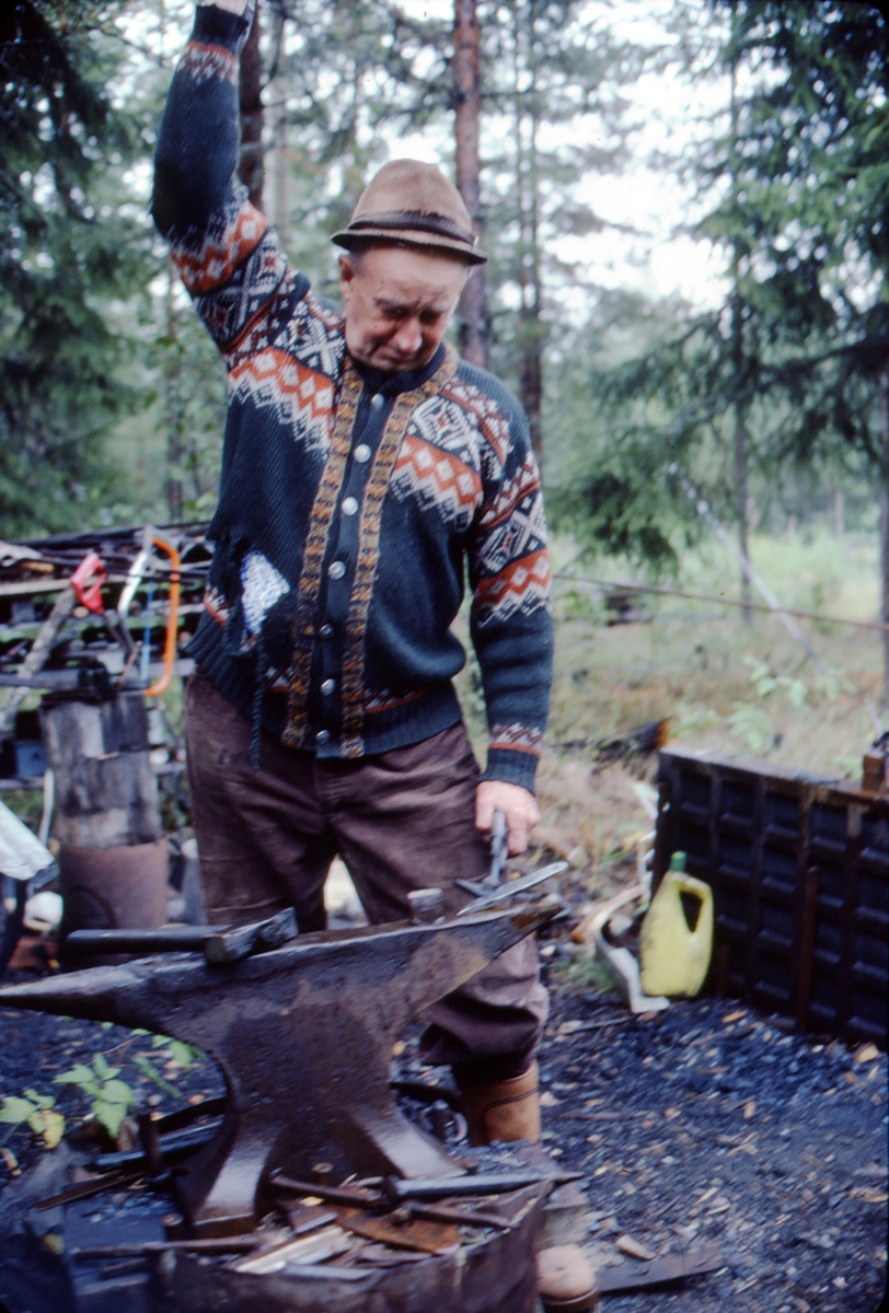 Kåre G. Vålbekken i Eftasberget på Åsnes Finnskog var en mester til å smi gode fløterhaker.