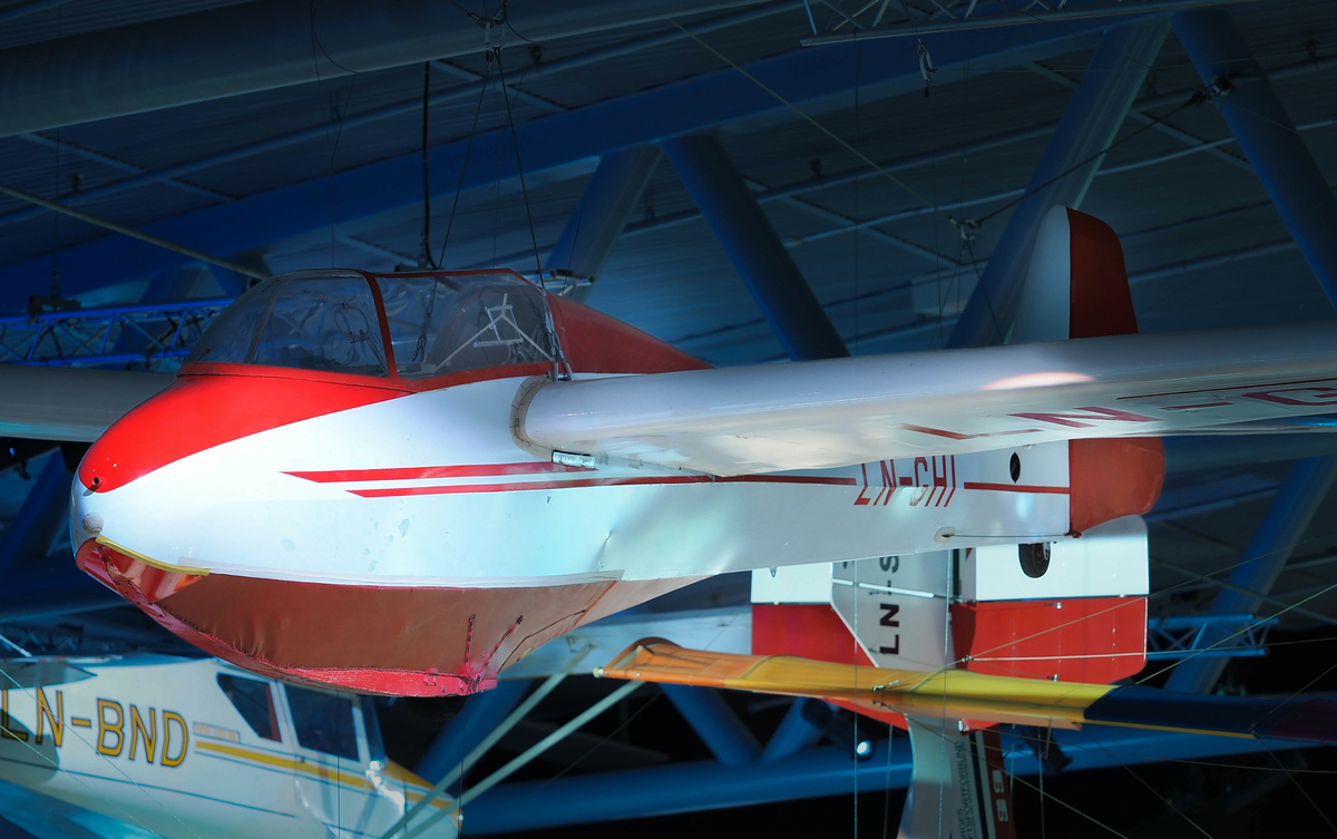 Tysk seilfly med to seter i tandem og lukket cockpit. Flykroppen består av en sveiset stålkonstruksjon kledd med duk, mens vingene er en trekonstruksjon kledd med kryssfiner. Merket med registreringsnummer LN-GHI.