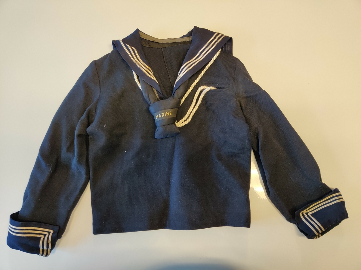 Trøye til sjømannsdress for barn. Farge: mørkeblå, kvitt rand
Ullstoff, krage og slips bomullstoff.