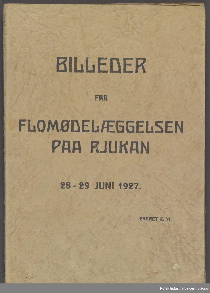 Dokumentasjon av flomødeleggelsene på Rjukan 28.-29. juni 1927. Flere hus, bygninger broer og veier ble ødelagt.