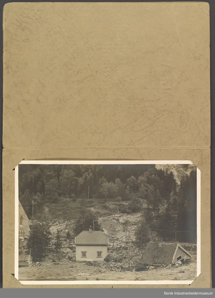 Dokumentasjon av flomødeleggelsene på Rjukan 28.-29. juni 1927. Flere hus, bygninger broer og veier ble ødelagt.