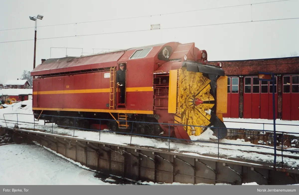 Roterende snøplog DiR1 nr, 501 på svingskiven utenfor lokomotivstallen på Voss stasjon etter retur fra Hamar