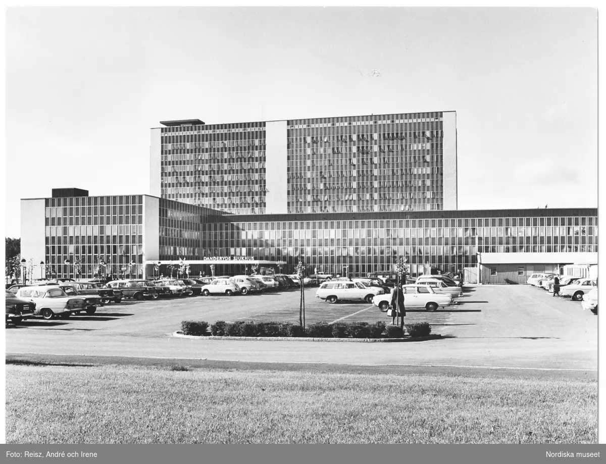 Stockholm. Danderyds sjukhus (Mörby lasarettet i Danderyd) med parkering i förgrunden.
