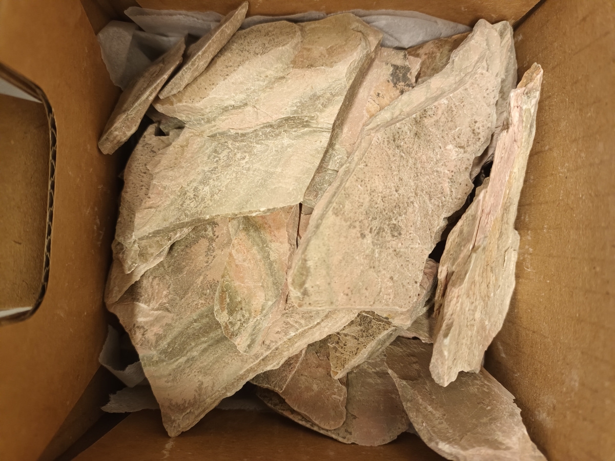 Tynne bitar av skifer i fleire fargar.