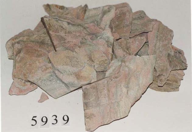 Tynne bitar av skifer i fleire fargar.