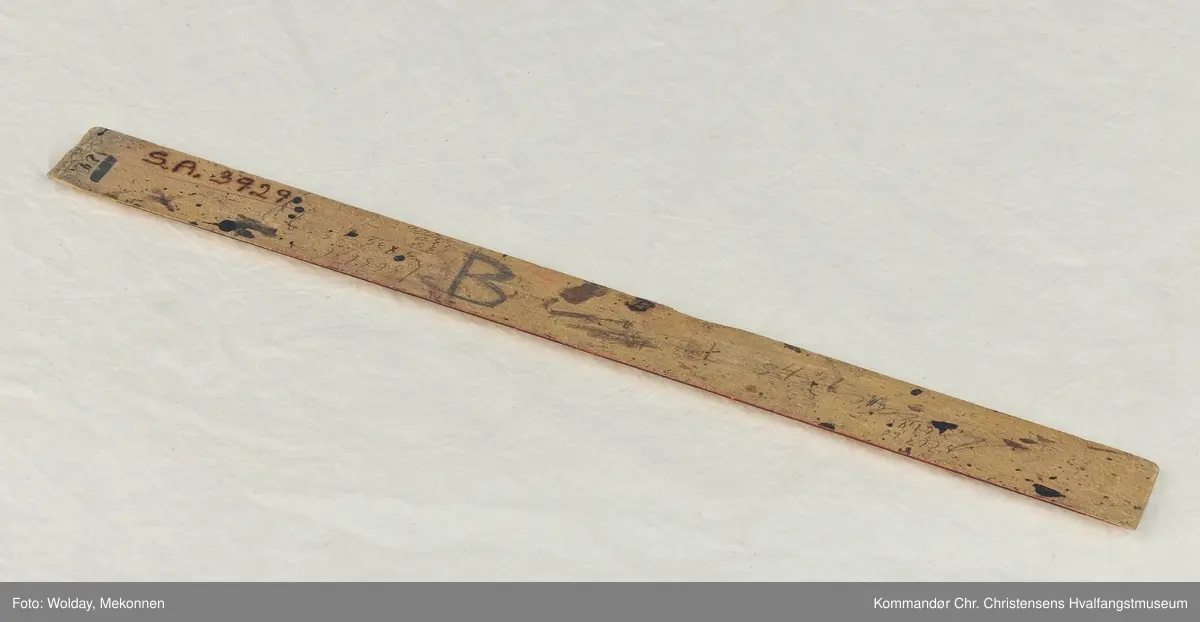 Rektangulær. Cm-skala på begge sider, fra 1 til 30 cm.