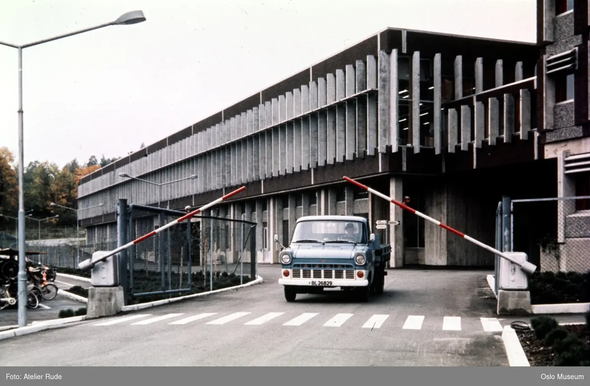 Elektrisk Bureau (EB), kontorbygning, fabrikkbygning, vei, bom, Ford Transit lastebil, fotgjengerovergang