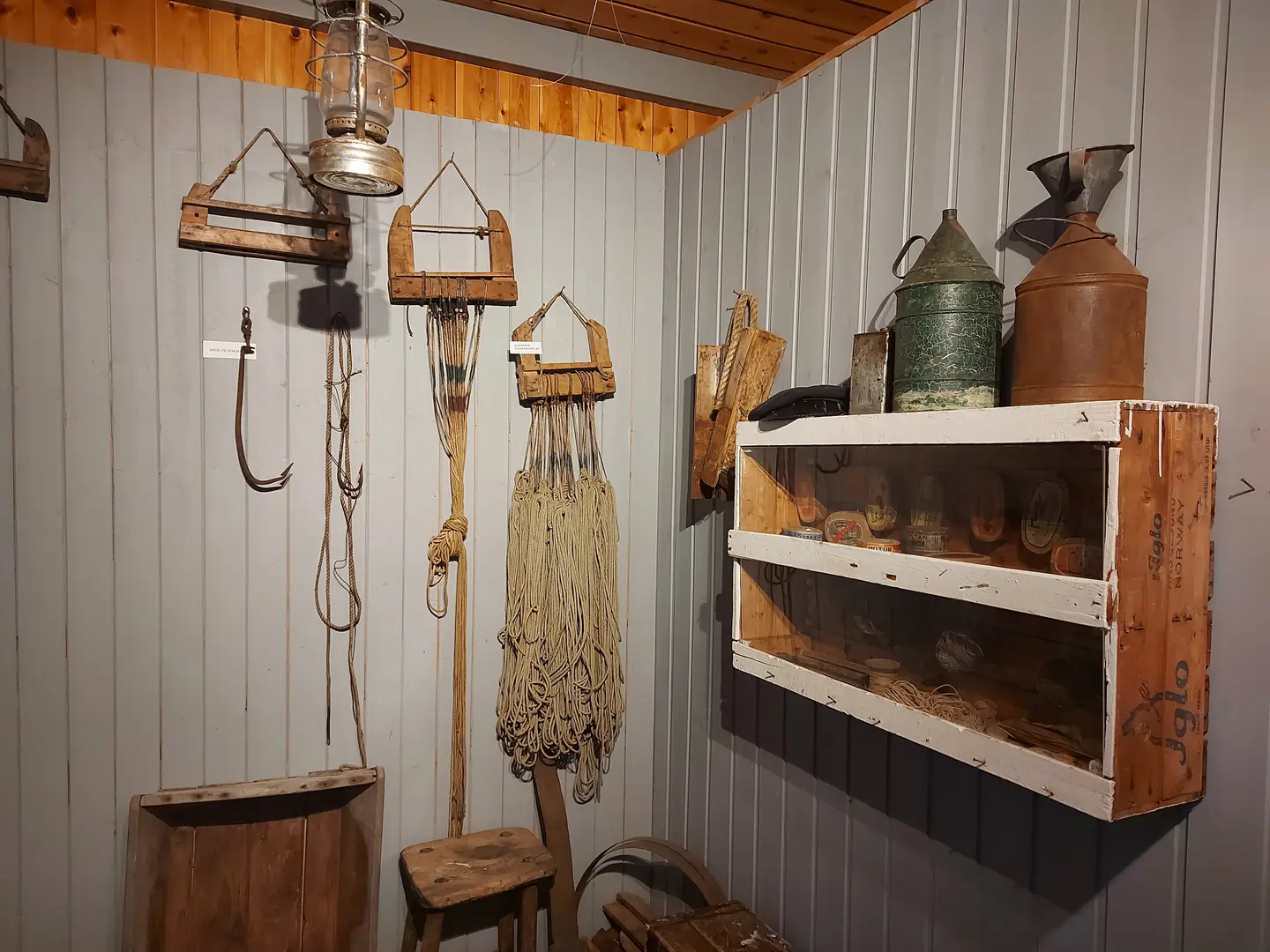 Interiør i utstillingen, fiskegarn på veggen.