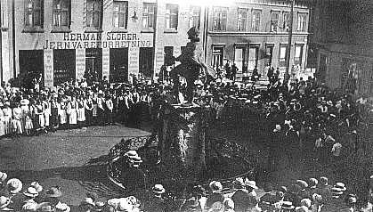 Innbyggere samlet til fest på Lilletorget på Olsokdagen 29. juli 1917