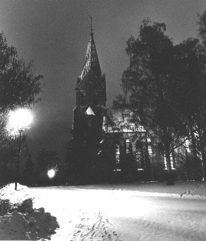 Sarpsborg kirke i kveldsbelyning om vinteren