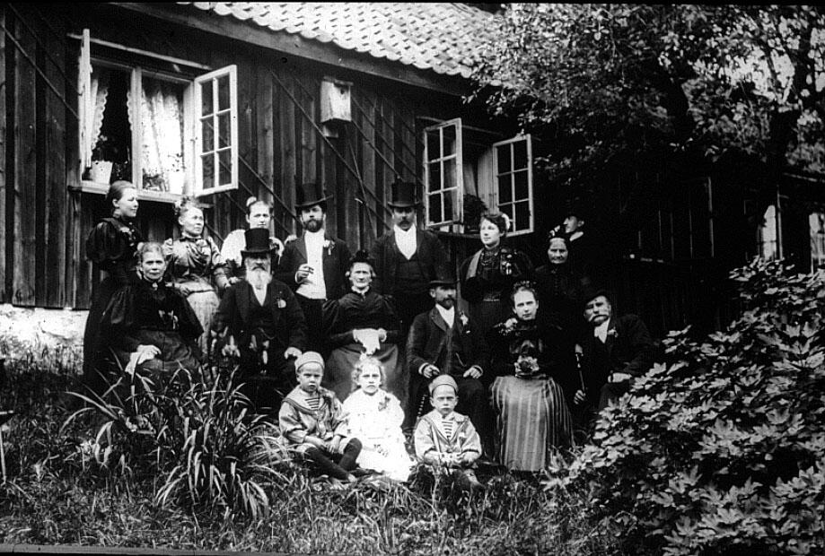 Brudebilde 14. juli 1895 med familien til brud og brudgom Ane Rebekka Pettersen og Gustav  Adolf Ferdinand Walther  i hagen til gartnerboligen på Borregaard Hovedgård