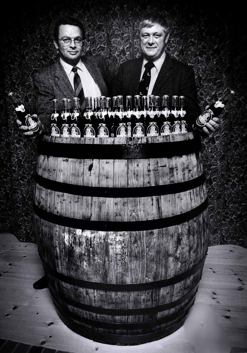 Fotoblikk, , juleølet presenteres av t.v Stein Andresen og Nils Henrik Abel, Borg Bryggerier