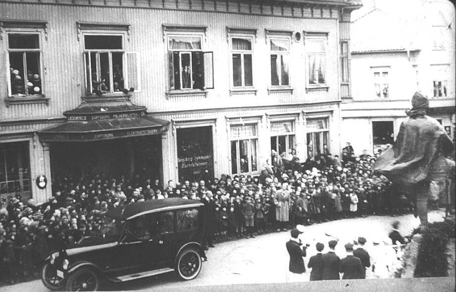 Kong Haakon VII under en markering på Lilletorget i Sarpsborg