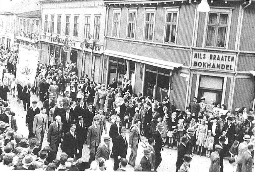 17. mai 1945, St. Mariegate / Glengsgaten, utenfor Nils Braaten bokhandel