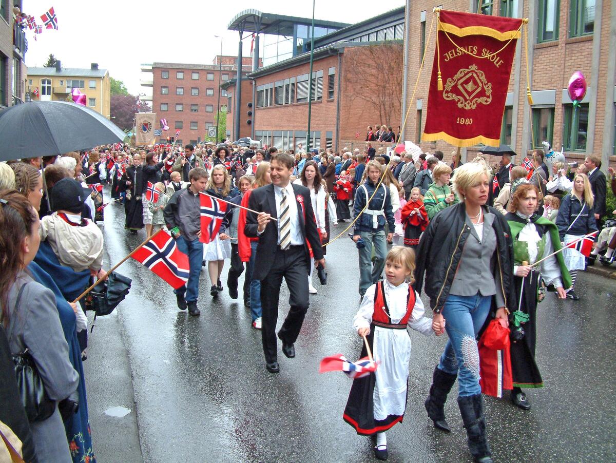 Jelnes skole i 17. mai-toget i regn