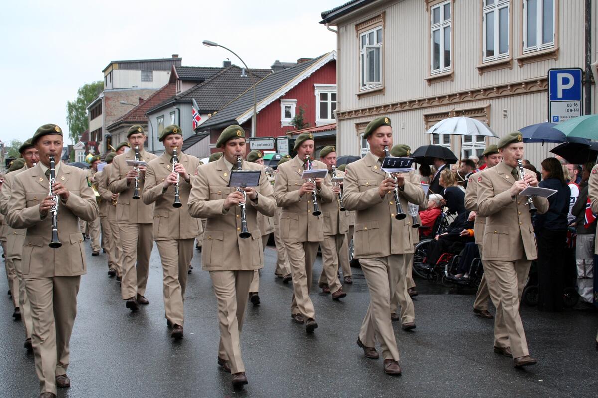 Sarpsborg janitsjarkorps marsjerer i Jernbanegaten mot Kulås 17. mai