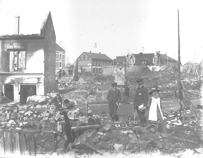 Fra brannen i 1902. Holtgaard, A. E. Lund og Dr. Løkens hus (nå Sparebanken NOR)