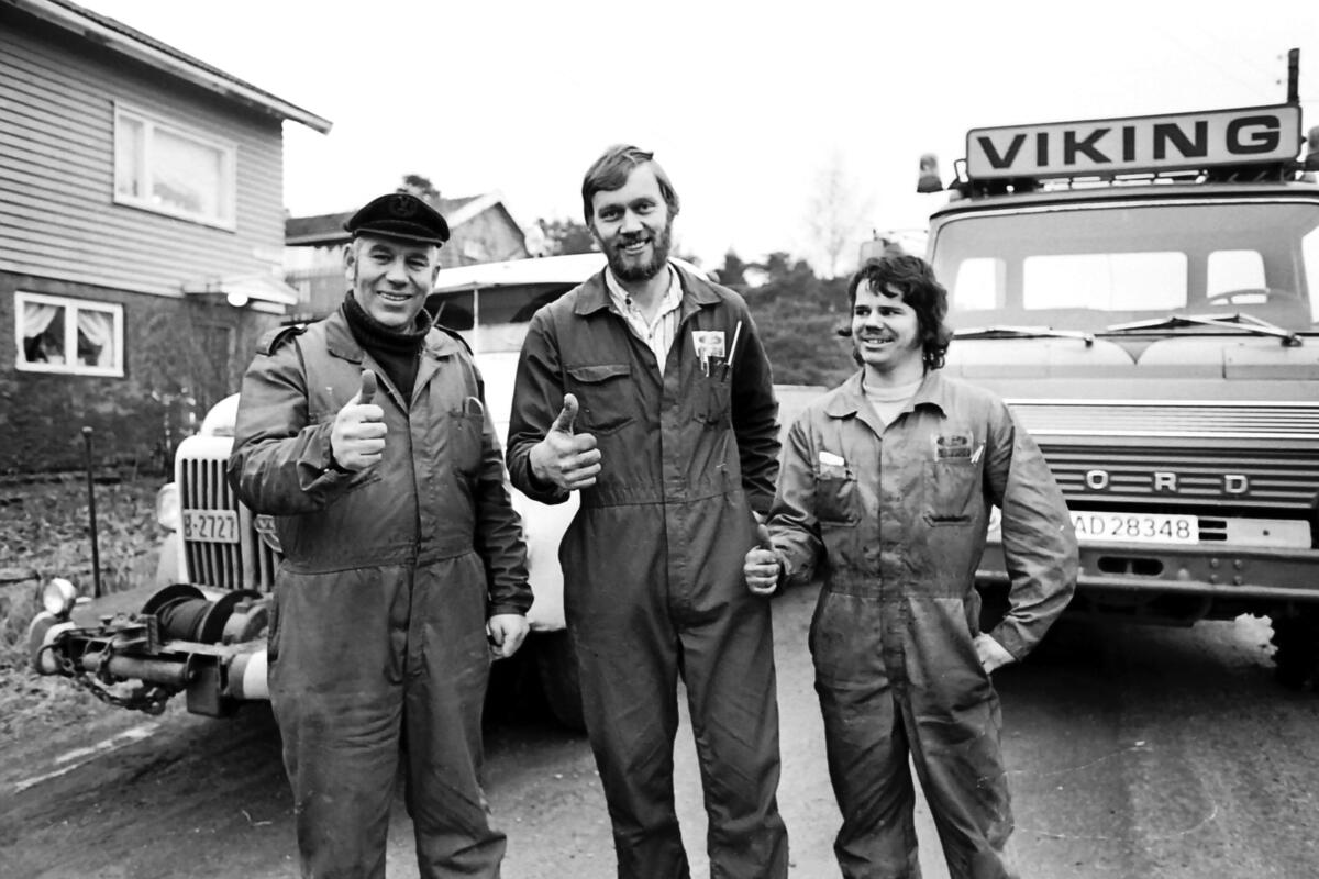 Falken trår til og hjelper Viking når de har kjørt seg fast. November 1976. Fra venstre: Johnny Noren,Falken, Gunnar Varnes og Bjørn Vidar Rasmussen