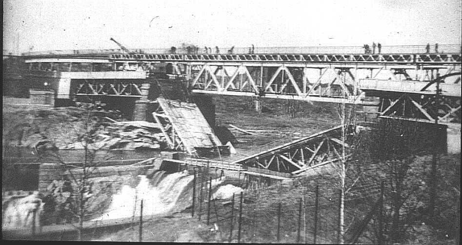 Sarpsbroen, etter sprengingen i 1942