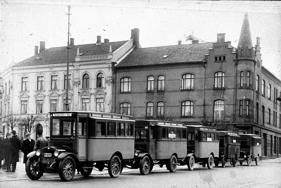 Bussparade på Sarpsborg torv, april 1924