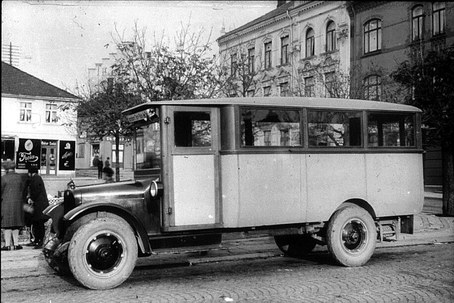 Rutebussen Sarpsborg - Rolvsøy fra bussparaden i april 1924