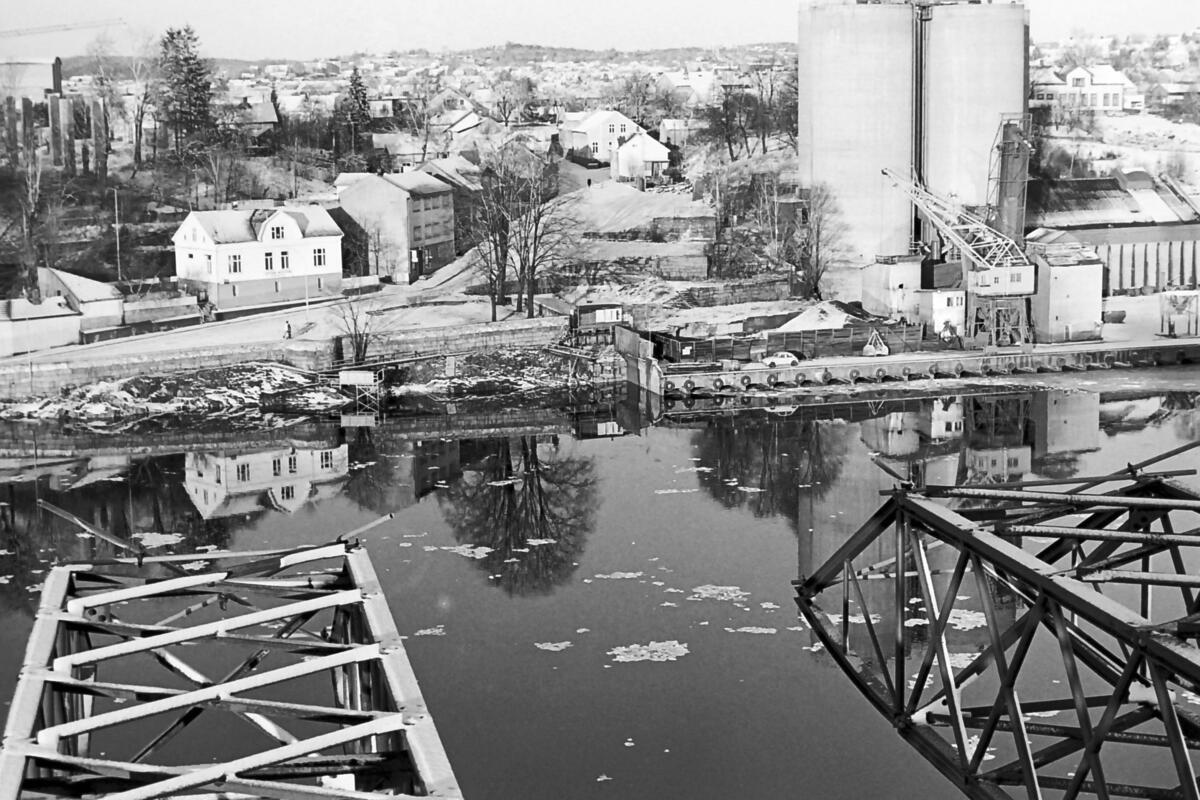 Strandgaten i Sannesund sett fra Sannesundbroen