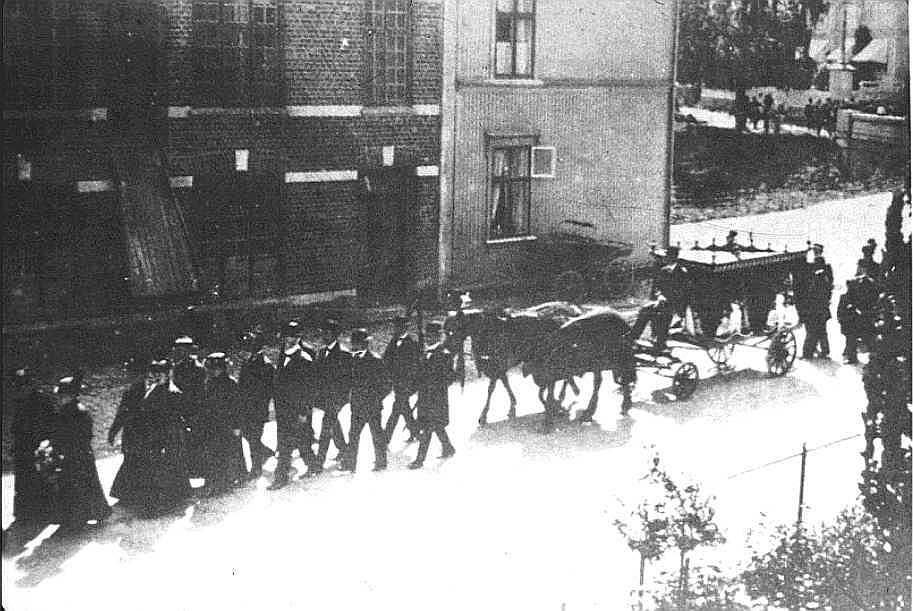 Begravelsesfølge i Fredrikstad fra Spanskesykens tid 1918-20