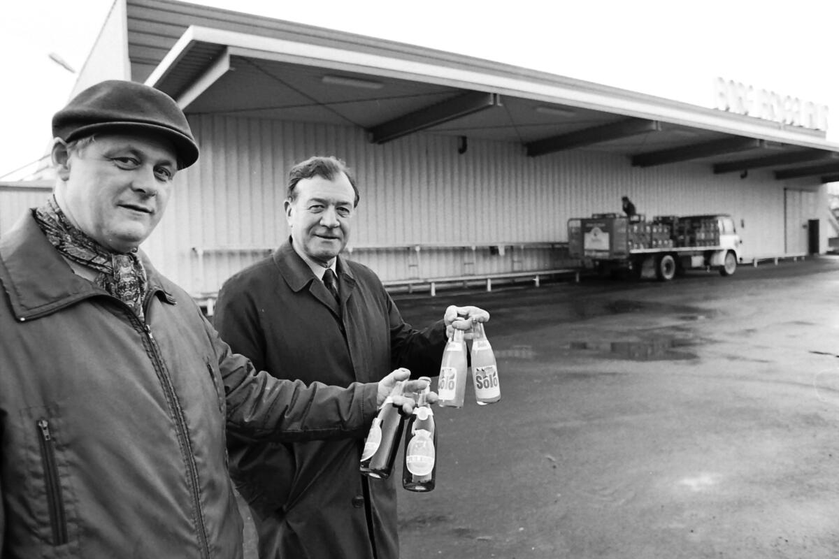 Niels H. Abel og Per Egenæss viser produkter fra Borg Bryggerier. November 1975