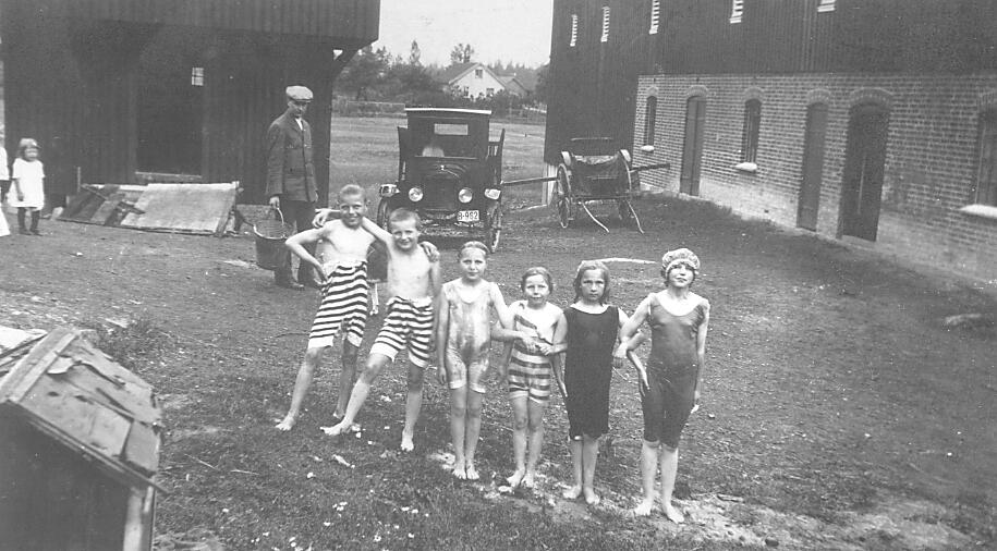 Barn på Bergheim gård ved Iseveien klare for et sommerbad