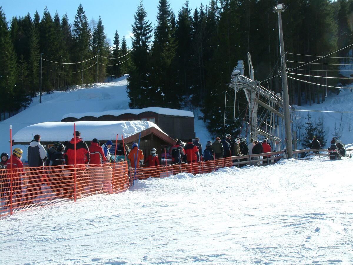 Kø foran skiheisen i Kjerringåsen skisenter