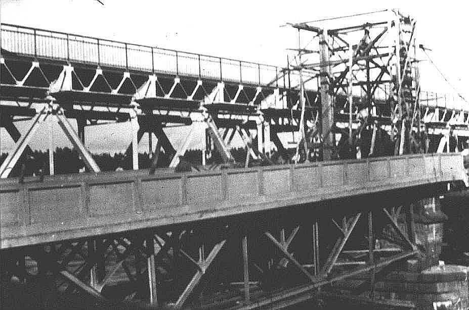 Sarpsbroen, provisorisk bro bygges 1940