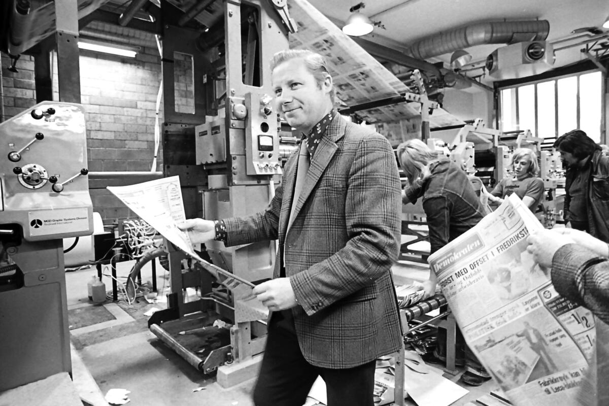 Sarpsborg Arbeiderblad trykker sin første avis på den nye offsetpressa. September 1976. Teknisk sjef Asbjørn Helmer Olsen er fornøyd med resultatet.