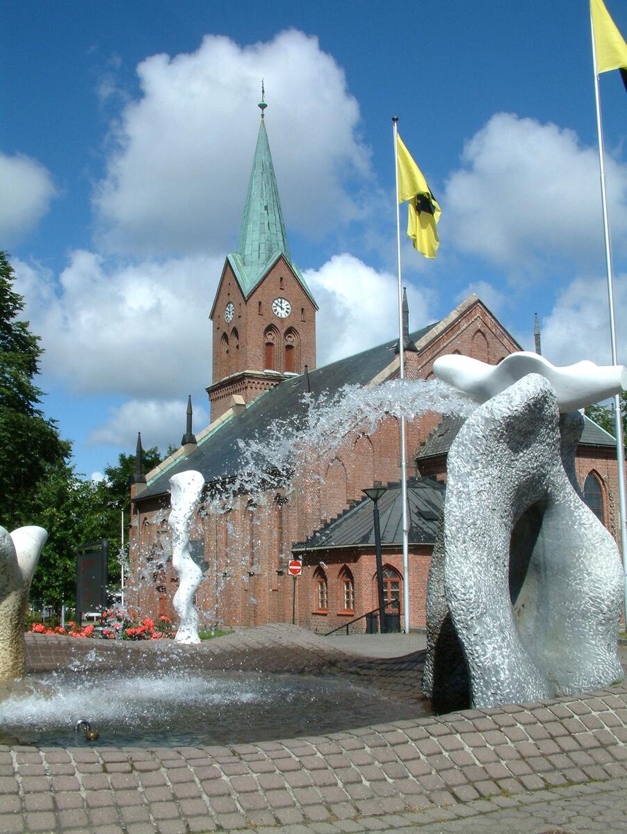 Sarpsborg kirke og fonteneskulpturen Kilden. Two cultural expression: Sarpsborg Church and Dora Bendixen's fountain sculpture The Source.
