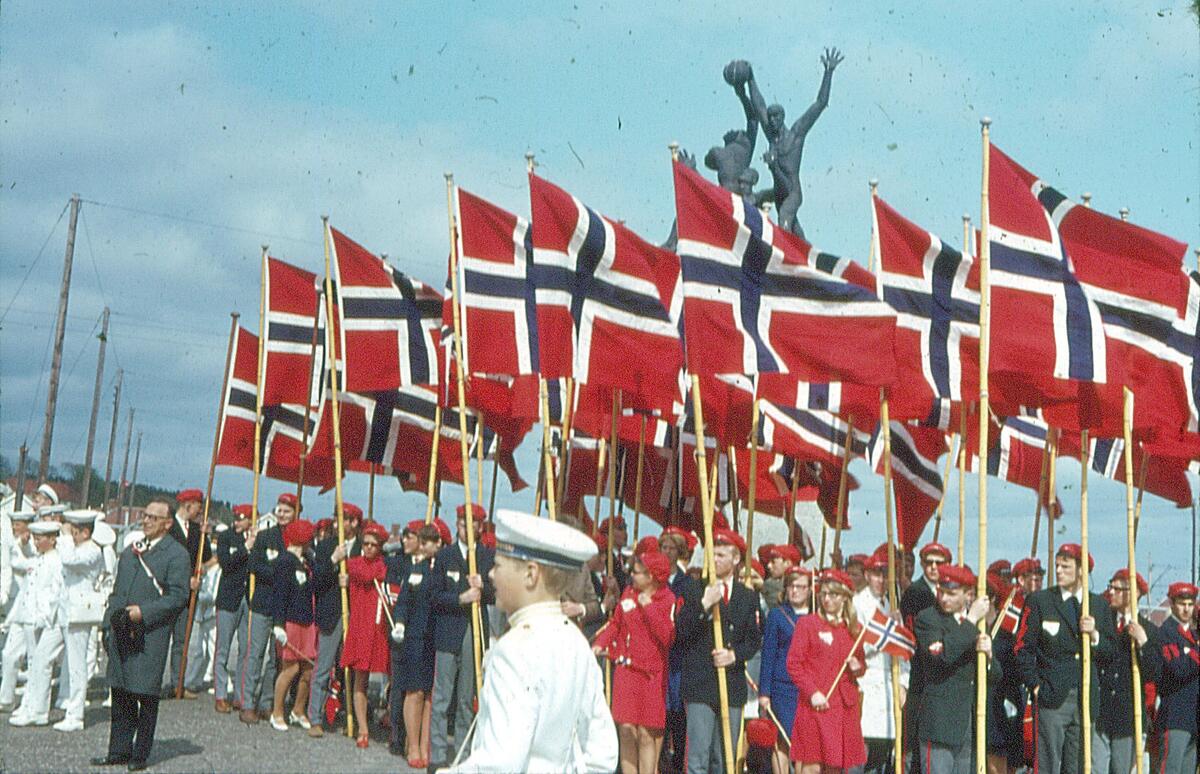Russens flaggborg under oppstillling ved Sarpsborg stadion 17. mai