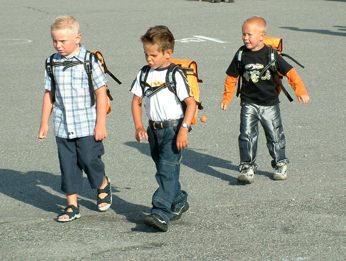 Skolestart. Målbevisst møte med den første skoledagen. The first day at school. A determined meeting