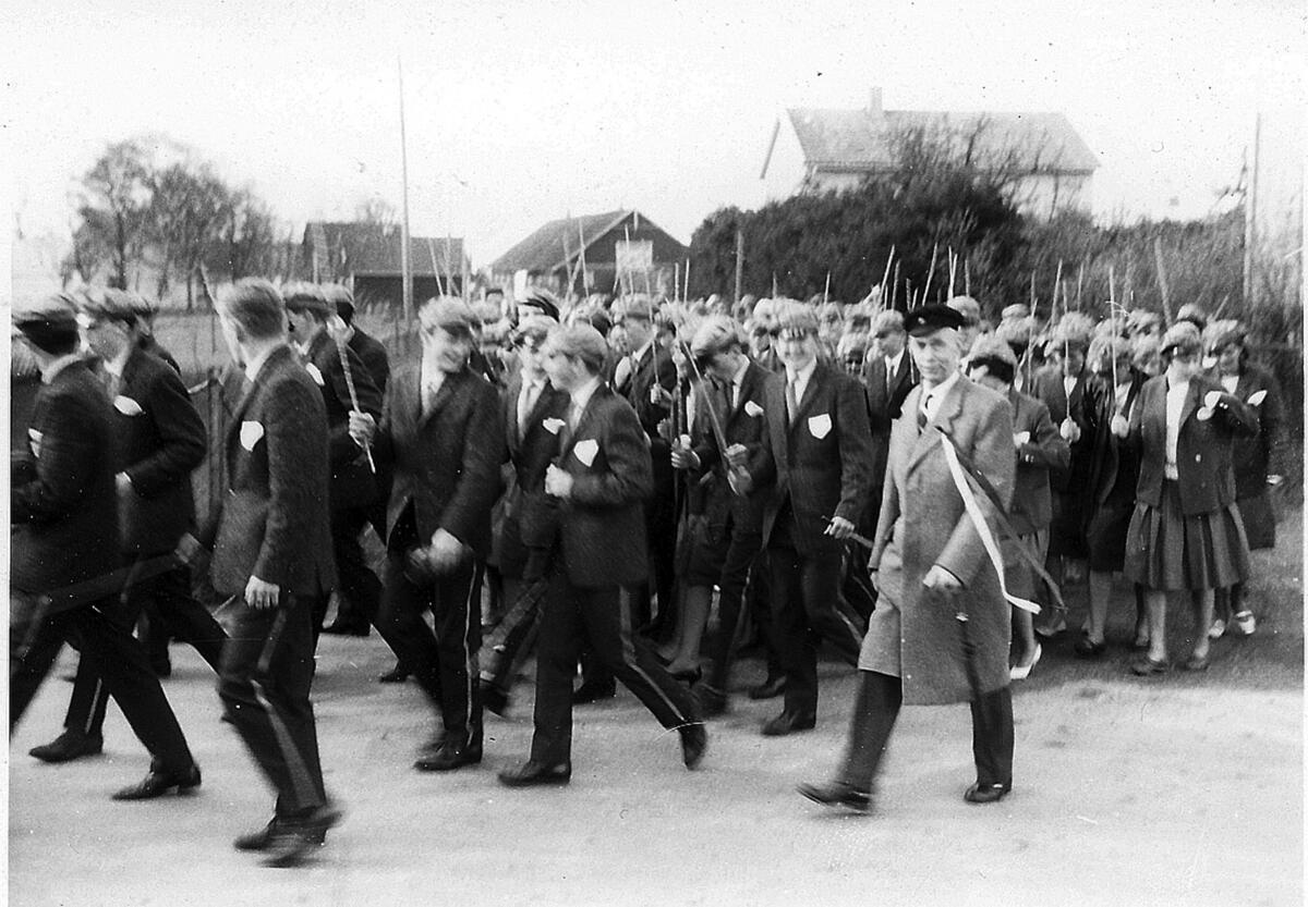 Grønnruss fra Valaskjold realskole under oppmarsj 17. mai i følge med rektor Lorentz Kingsrød