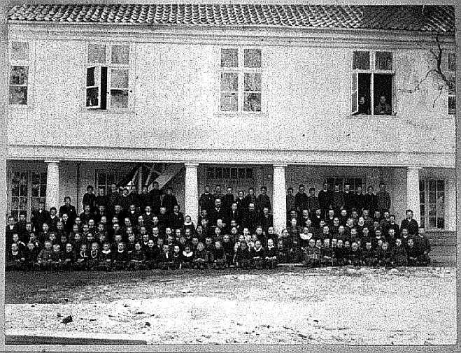 Skolebarn på tur til Borregaard hovedgård