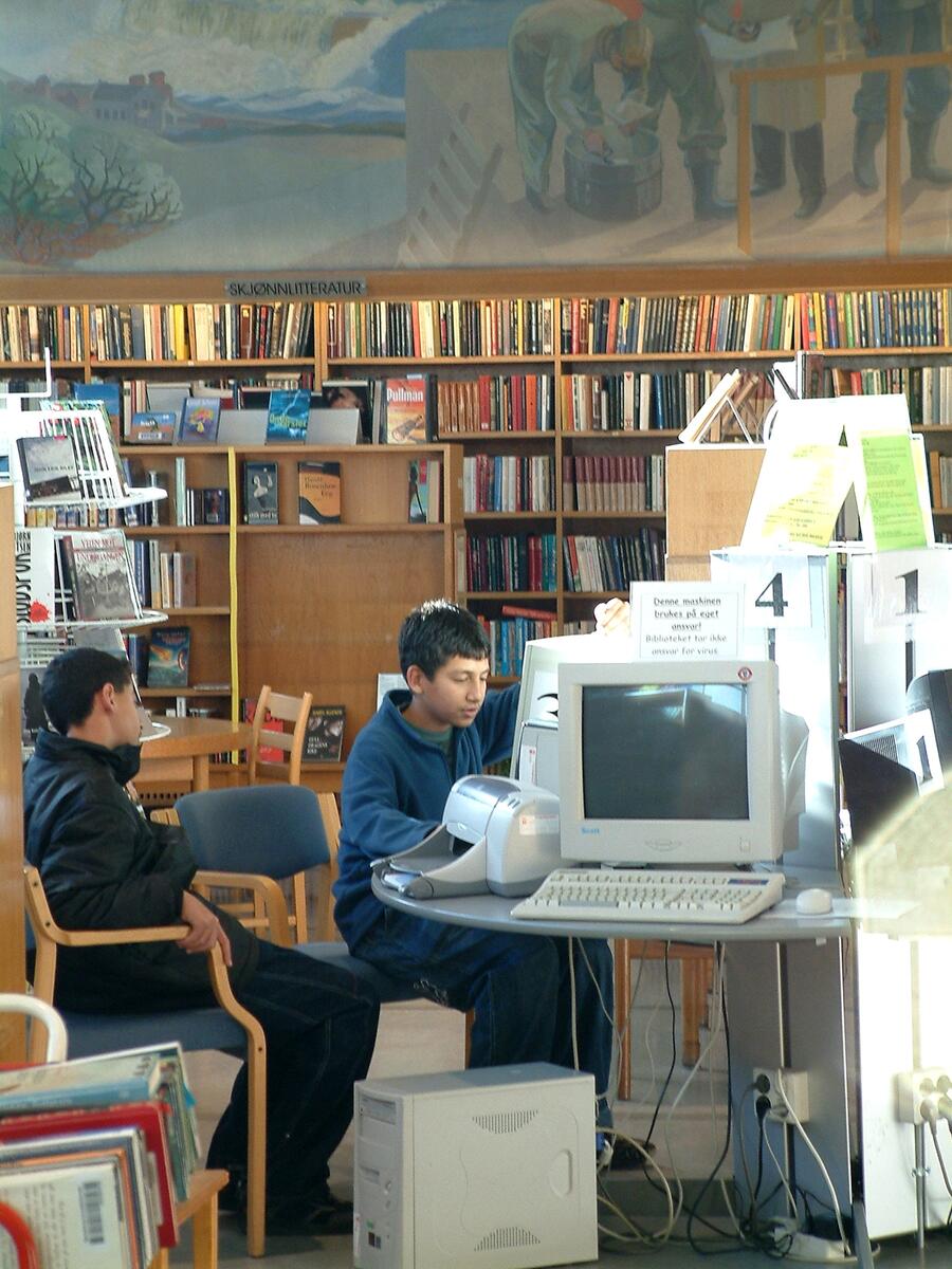 Barn bruker datamaskiner i biblioteket. Today's library is far more than only old books.