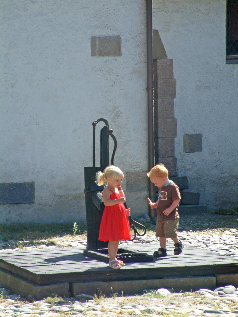 Barn ved vannpumpen på Borgarsyssel museum