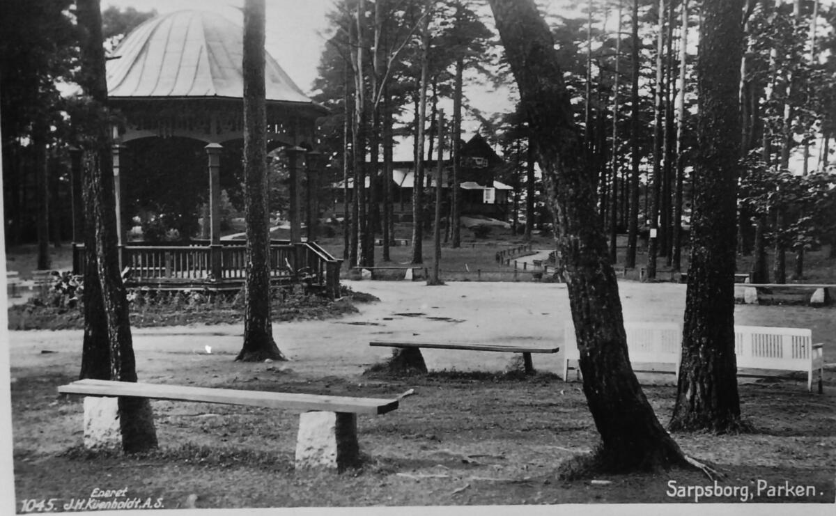 Kulåsparken med musikkpaviljongen og restauranten  i bakgrunnen