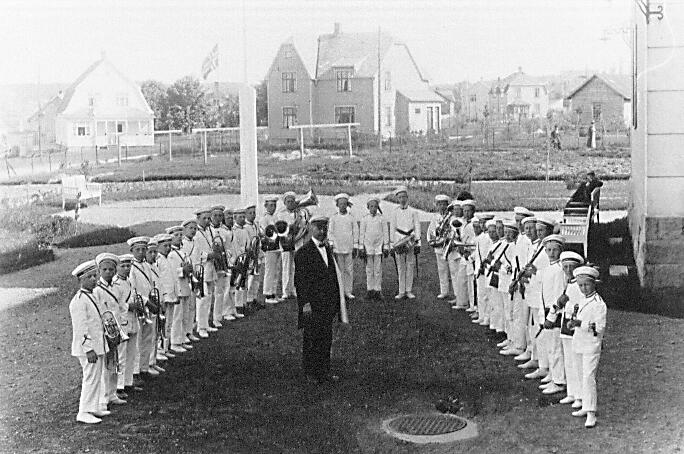 Sarpsborg Guttemusikkorps utenfor gamlehjemmet, 17. mai 1921